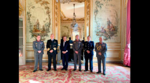 Saludo protocolar a embajador chileno en Francia de delegación Estado Mayor Conjunto que participará en bilateral