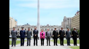 Estado Mayor Conjunto asiste al izamiento de la Gran Bandera en Plaza de la Ciudadanía