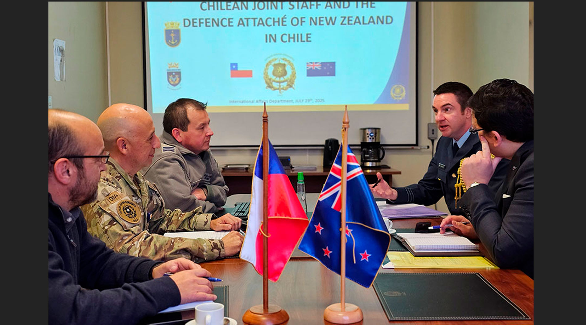 DEPARTAMENTO DE ASUNTOS INTERNACIONALES DEL EMCO SE REÚNE CON AGREGADO DE DEFENSA DE NUEVA ZELANDA EN CHILE