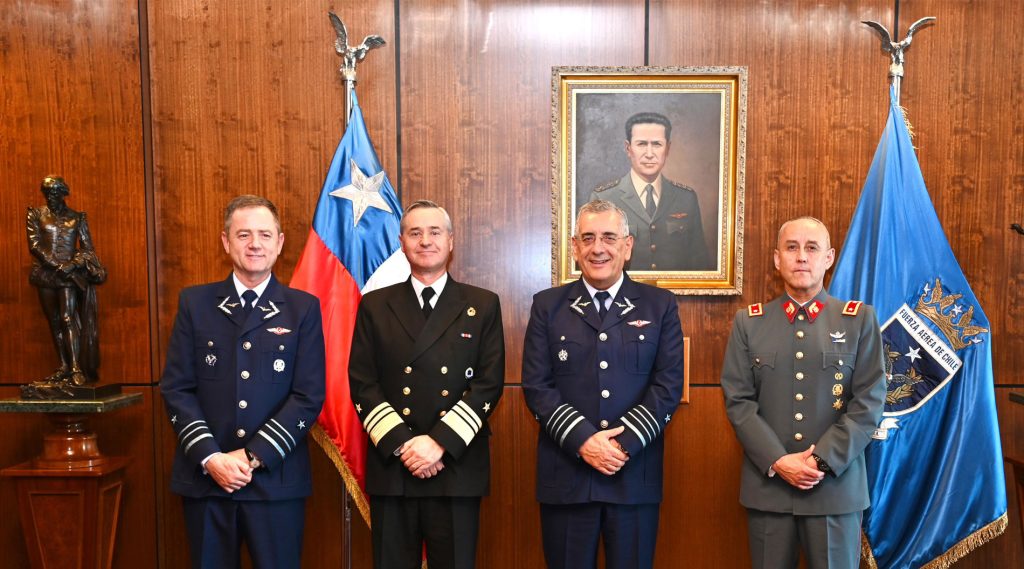 JEFE DEL EMCO REALIZÓ SALUDO PROTOCOLAR AL COMANDANTE EN JEFE DE LA FUERZA AÉREA
