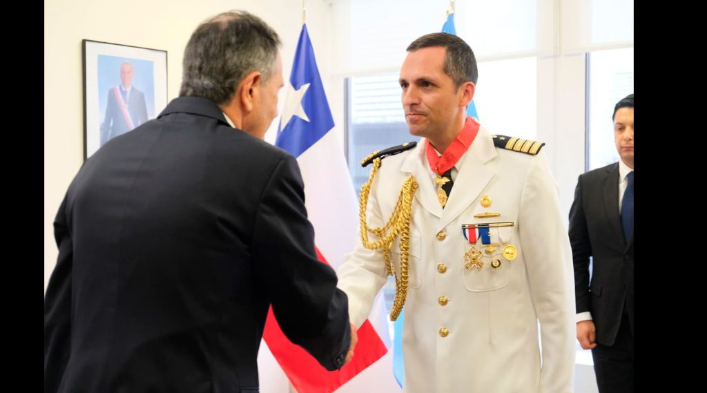AGREGADOS DE DEFENSA DE CHILE EN EL EXTRANJERO CONMEMORAN DÍA DE LAS GLORIAS NAVALES